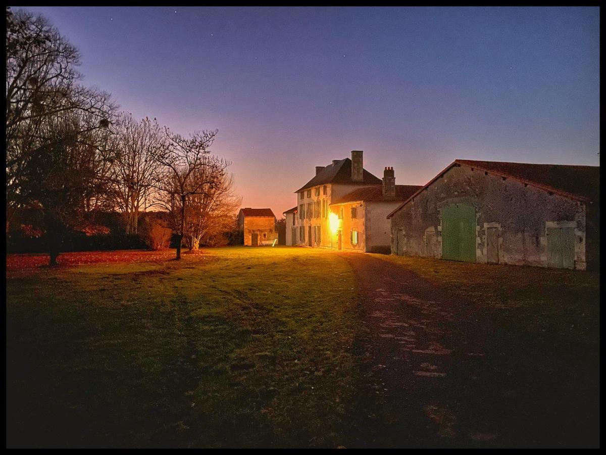 Bed and Breakfast Les Maisons Du Bonheur Château-Garnier Exterior foto